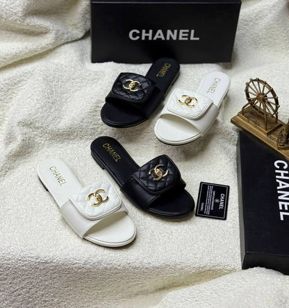 . New  chanel flat 

   Size  .  36.  to 41

85 dhs🪙🌨️

Zain80
♥️♥️♥️