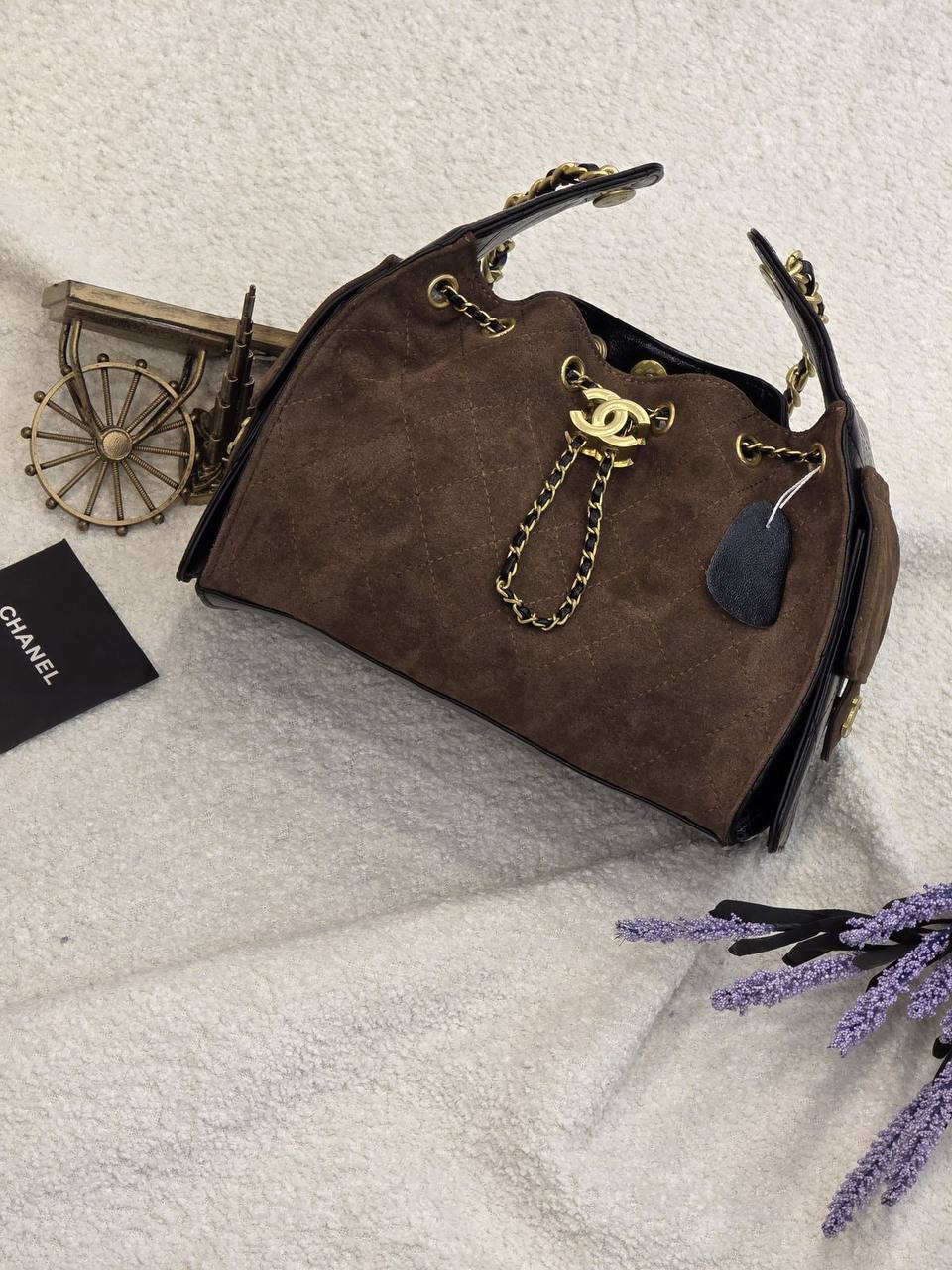 Chanel
25cm.  

With.   Box 
🎁🎁🎁

280 dhs🪙🌨️

Zain131
♥️♥️♥️