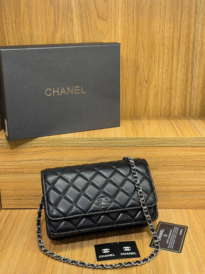 Chanel 
Best quality with box’s 
90 dhs🇦🇪🇦🇪
size 19 cm

Zain290
♥️♥️♥️