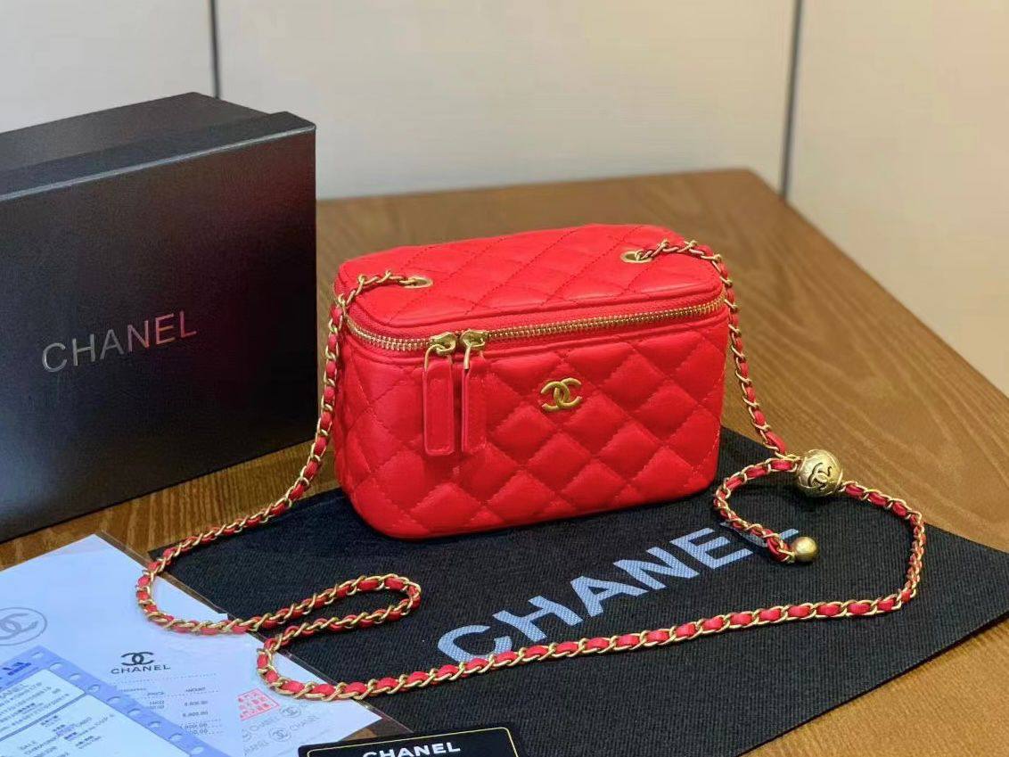 CHANEL 

GOOD QUALITY 

WITH BOX 
🎁🎁🎁

100 dhs✅

Zain39
♥️♥️♥️