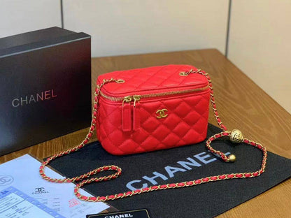 CHANEL 

GOOD QUALITY 

WITH BOX 
🎁🎁🎁

100 dhs✅

Zain39
♥️♥️♥️
