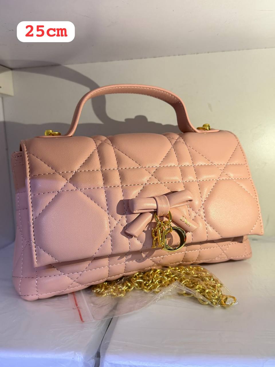 Dior
 25cm 
with box
 120 dhs💛

Zain168
♥️♥️♥️