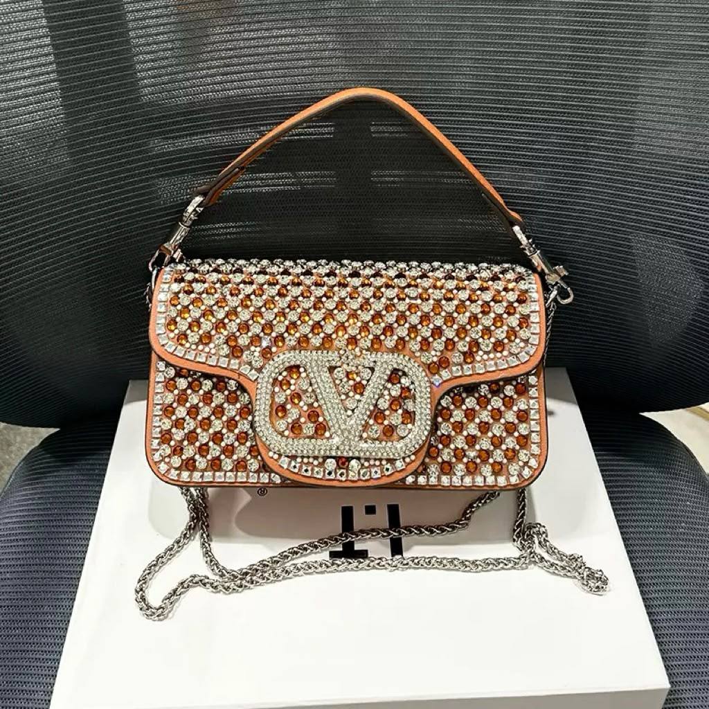 VALENTINO 

COPY ONE 

NEW CAME 

WITH BOX 
195 dhs🇦🇪🇦🇪

Zain39
Zain295
♥️♥️♥️