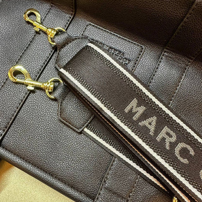 MARC JACOBS 
THE TOTE BAG 
 GOOD QUALITY 
MEDIUM SIZE 
120 dhs✅

Zain39
♥️♥️♥️