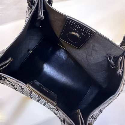 BOTTEGA NEW CAME HIGH QUALITY WITH BOX 
150 dhs✅

Zain295
♥️♥️♥️