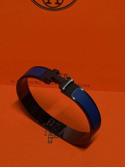 Hermes ❤️‍🔥*
Bangle ✨
Master quality 💯
Size 17,19,21
With normal boxes 📦 
55 dhs💓
With master box 🗃️ 
65 dhs💓

Zain216
♥️♥️♥️