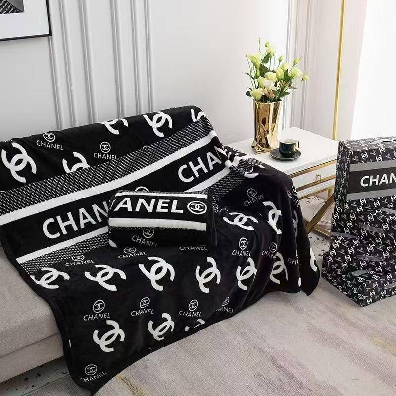 200*230 cm 
Double size 
55 dhs🇦🇪🇦🇪 
with box

Zain17
♥️♥️♥️