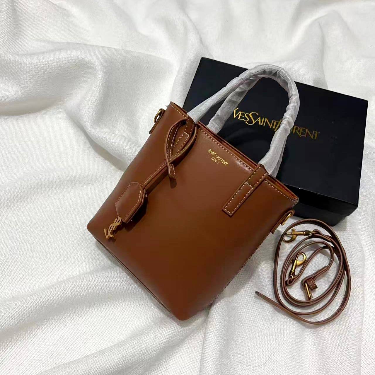 YSL
70 dhs🪙🌨️

with box
🎁🎁🎁

size 17*5*18cm

Zain26
♥️♥️♥️