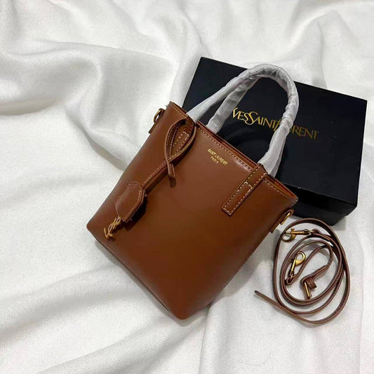 YSL
70 dhs🪙🌨️

with box
🎁🎁🎁

size 17*5*18cm

Zain26
♥️♥️♥️