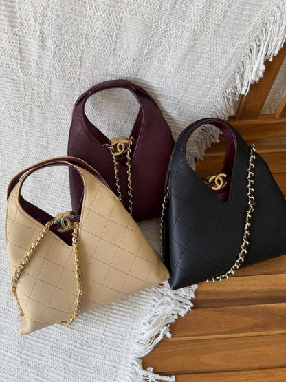 Chanel Bag 

 23Cm 
With Box

300 dhs🇦🇪🇦🇪

Zain131
♥️♥️♥️