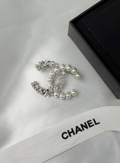 *CHANEL*  🤍

🆕🎉🥳🎊🆕
* BROOCH, Clip , Pin
* Gold-Finish Metal (Gold Plated)

* ⁠↗️ *Super Master Quality ®️* 🫆

*75 dhs💚* with *Normal* Box & Bag
*95 dhs💚* with *Orignal* Packaging 🎁

Zain209
♥️♥️♥️