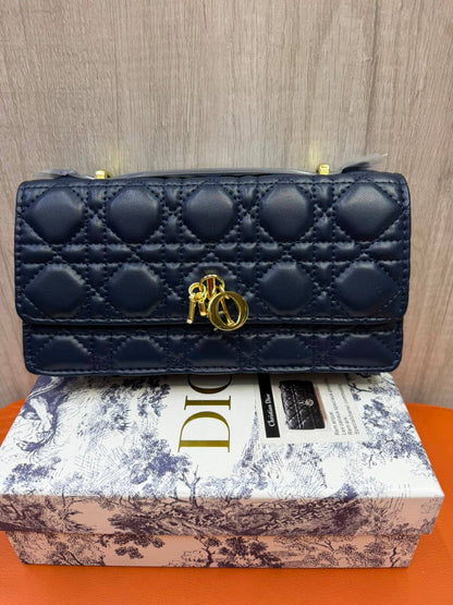 DIOR

Size  20cm

Withbox

110 dhs✅

Zain04
♥️♥️♥️