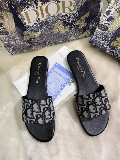 Dior slipper  
Size;36 to 42
85 dhs🪙🪙

Zain241
♥️♥️♥️