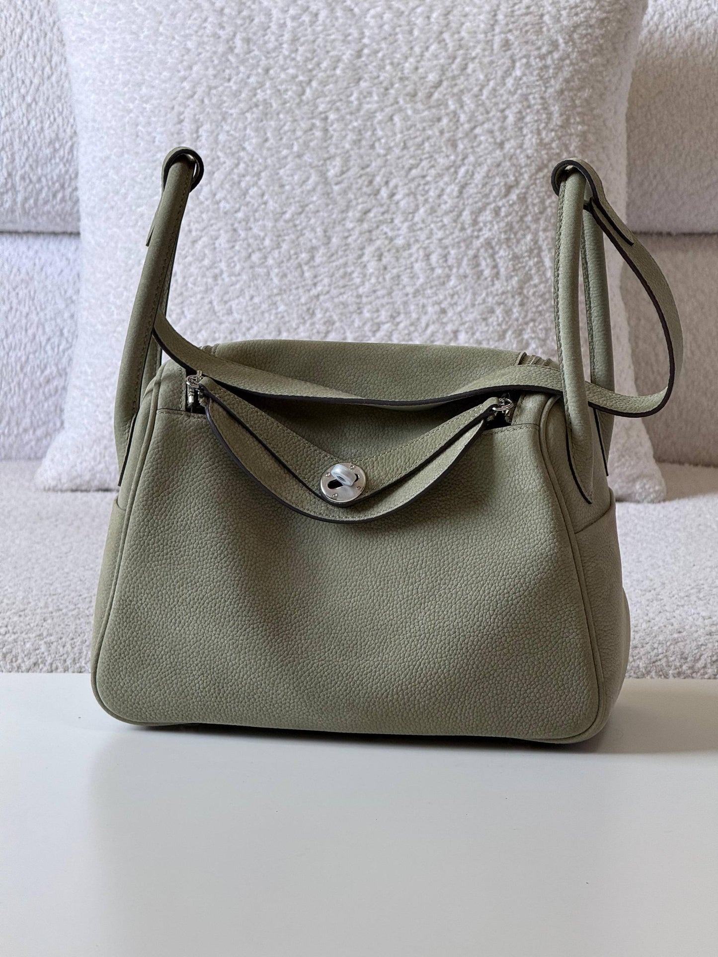 Hermes
lindy 26cm💥Master quality ✅with box📦
610 dhs❣️

Zain52
♥️♥️♥️