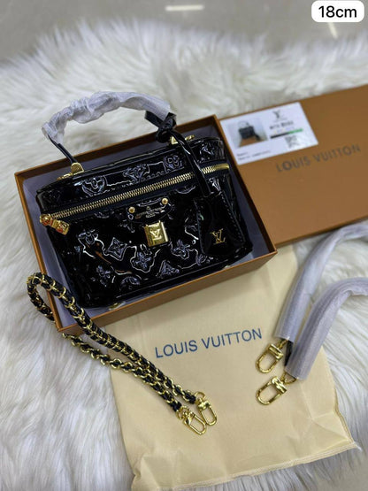 🌟 LV Vanity
1️⃣ First quality +🎁
Size :  18 * 12 cm
85 dhs✅
with box🎁

Zain115
♥️♥️♥️