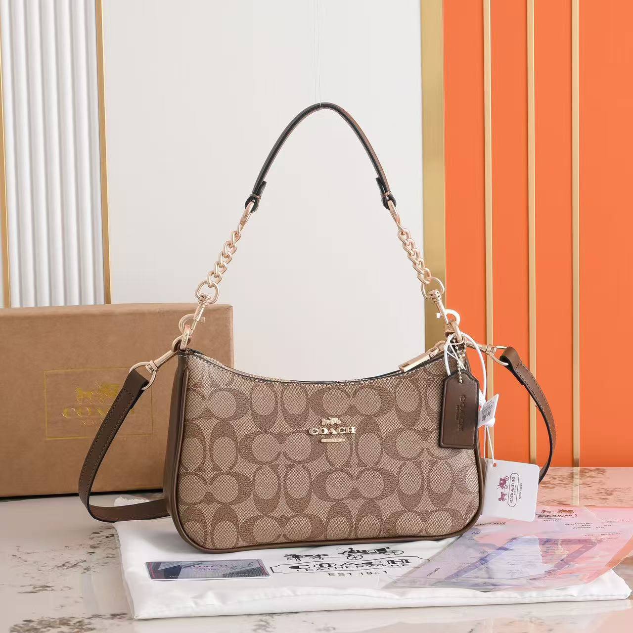 Coach
90 Dhs✅
With box
size 24×7×14cm

Zain42
♥️♥️♥️