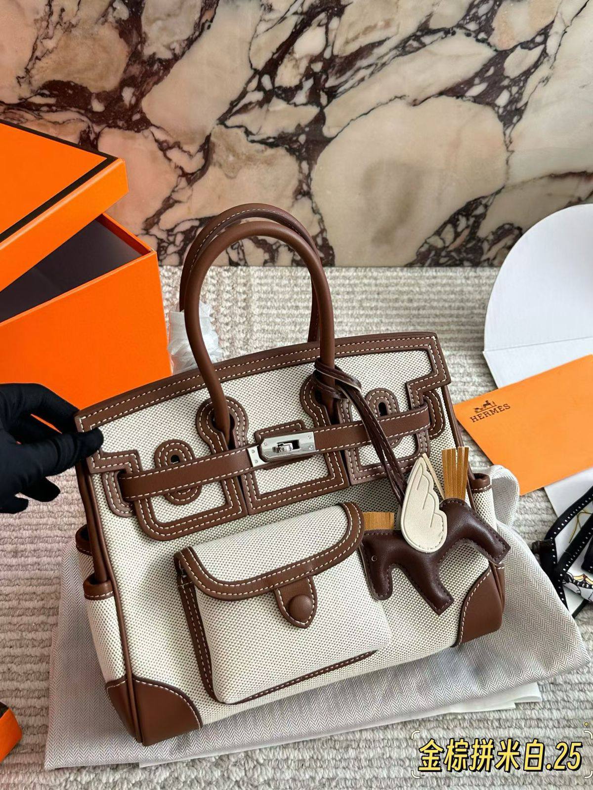 Hermes 
Master +++
420 dhs❣️

Zain141
♥️♥️♥️