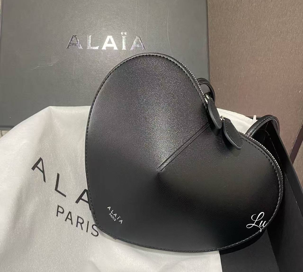 Alaia
110 dhs✅
Best  quality

with box
🎁🎁🎁

Zain74
♥️♥️♥️