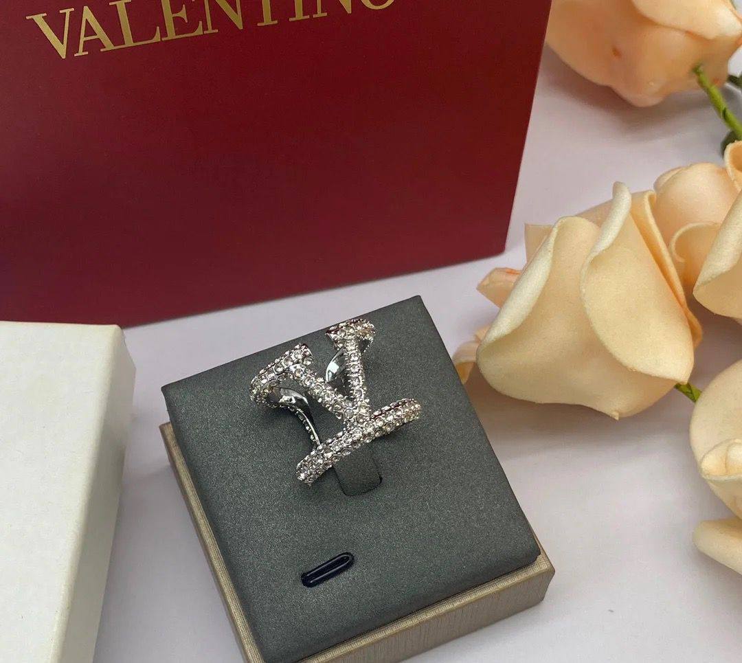 VALENTINO
Ring’s 
50 dhs🪙🖤

Zain263
♥️♥️♥️