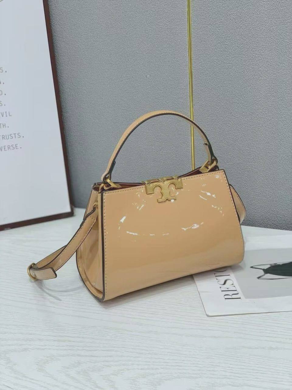 Tory Burch

High quality
With box 
🎁🎁🎁

90 dhs✅

Zain50
♥️♥️♥️