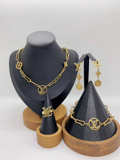 Stainless steel SET 💯*
Necklace ❤️‍🩹
Earring 🍁
Breslat ❣️
Ring free size 
With normal boxes 📦 
And paper bag 🛍️
45 dhs🇦🇪

Zain216
♥️♥️♥️