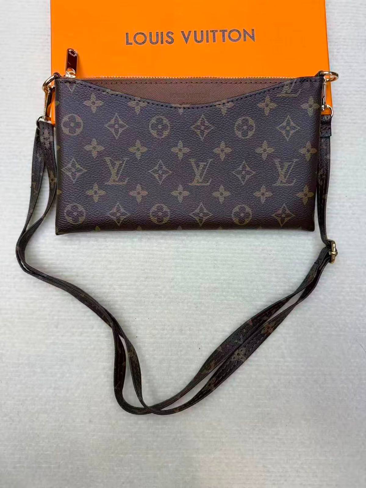 LV
Size  25×14cm
Withbox
70 dhs🇦🇪🇦🇪

Zain04
♥️♥️♥️