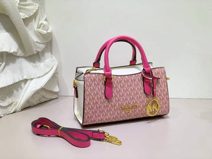 MK
95 dhs🇦🇪
size 23×8×13cm
With Box
🎁🎁🎁

Zain42
♥️♥️♥️