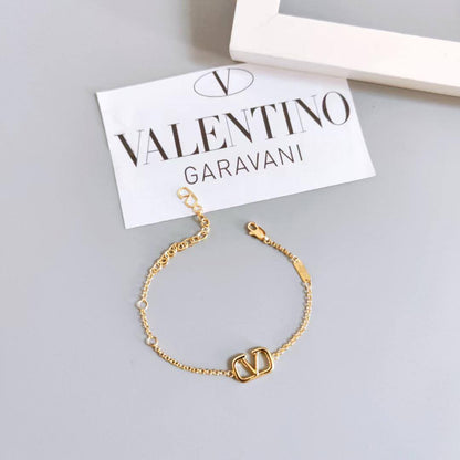 valntino🦋*
Necklace ❤️
Earring ❣️
Bracelet ❤️‍🔥
Master quality 💯
With normal boxes 📦 
115 dhs🪙💚

Zain216
♥️♥️♥️