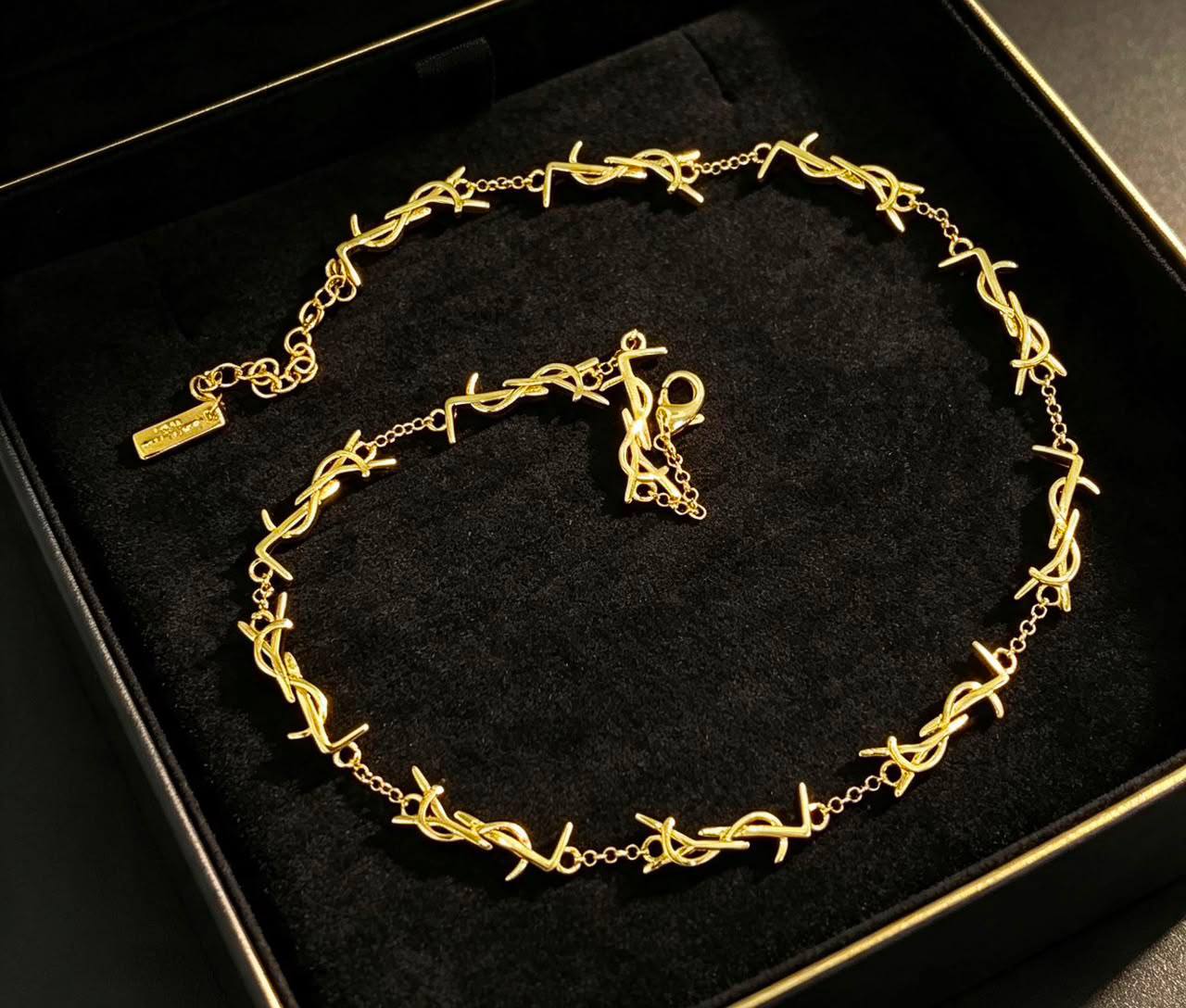 YSL Set 
Necklace 
Earrings 
Bracelet 
*Master quality* 🎗️

*140* AED normal box 📦

Zain48
♥️♥️♥️