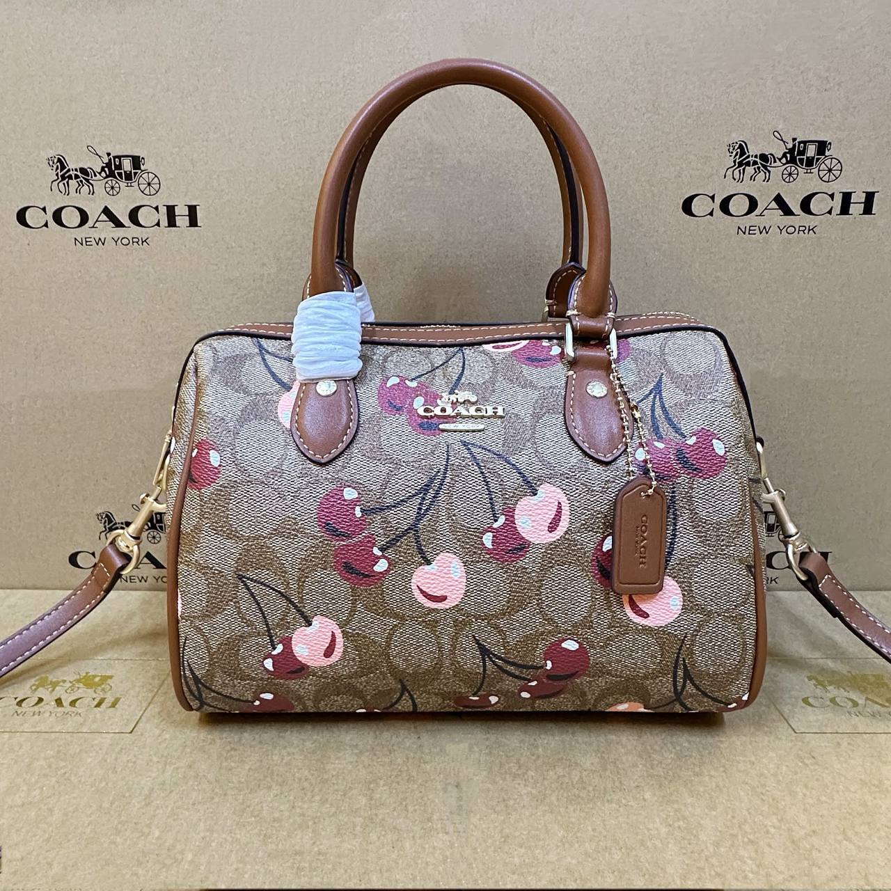 COACH 
HIGH QUALITY 
WITH BOX 
120 dhs💓
25cm

Zain39
♥️♥️♥️