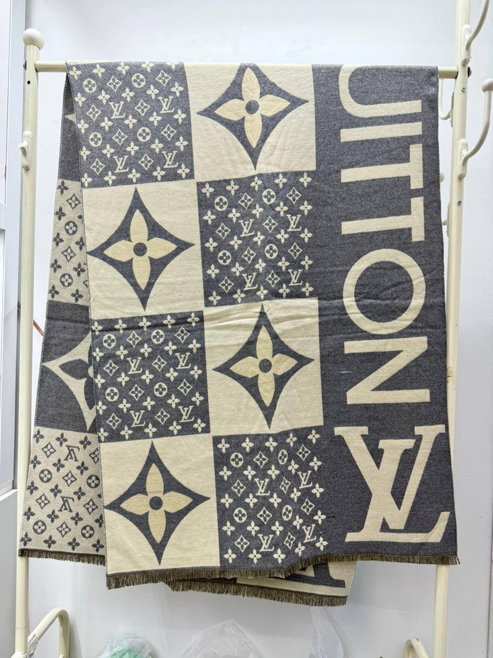 Brand Shawl / Scarf 
Good quality
Size:  180 * 68 cm
45 dhs🪙💕

Zain115
♥️♥️♥️