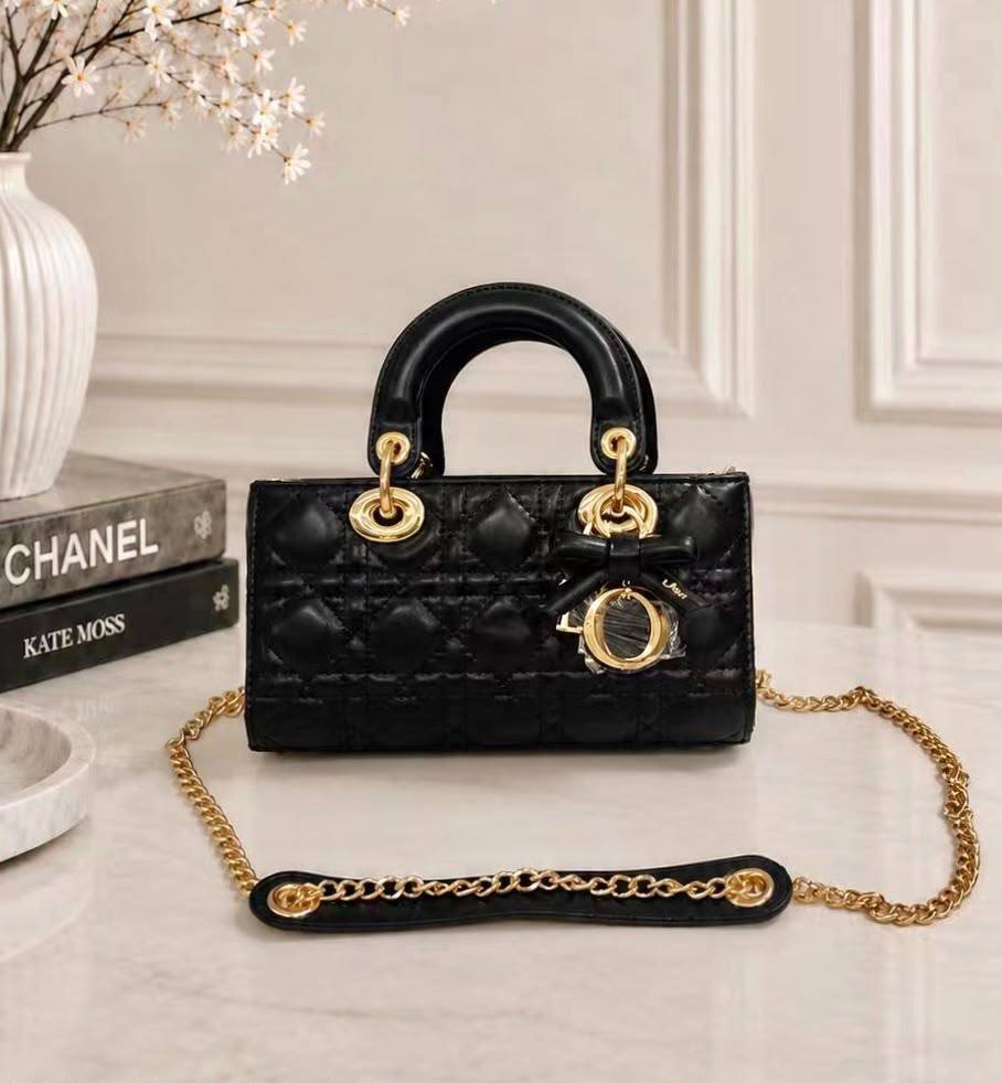 DIOR 

NEW CAME 

HIGH QUALITY 

WITH BOX 
135 dhs🇦🇪🇦🇪

Zain295
♥️♥️♥️