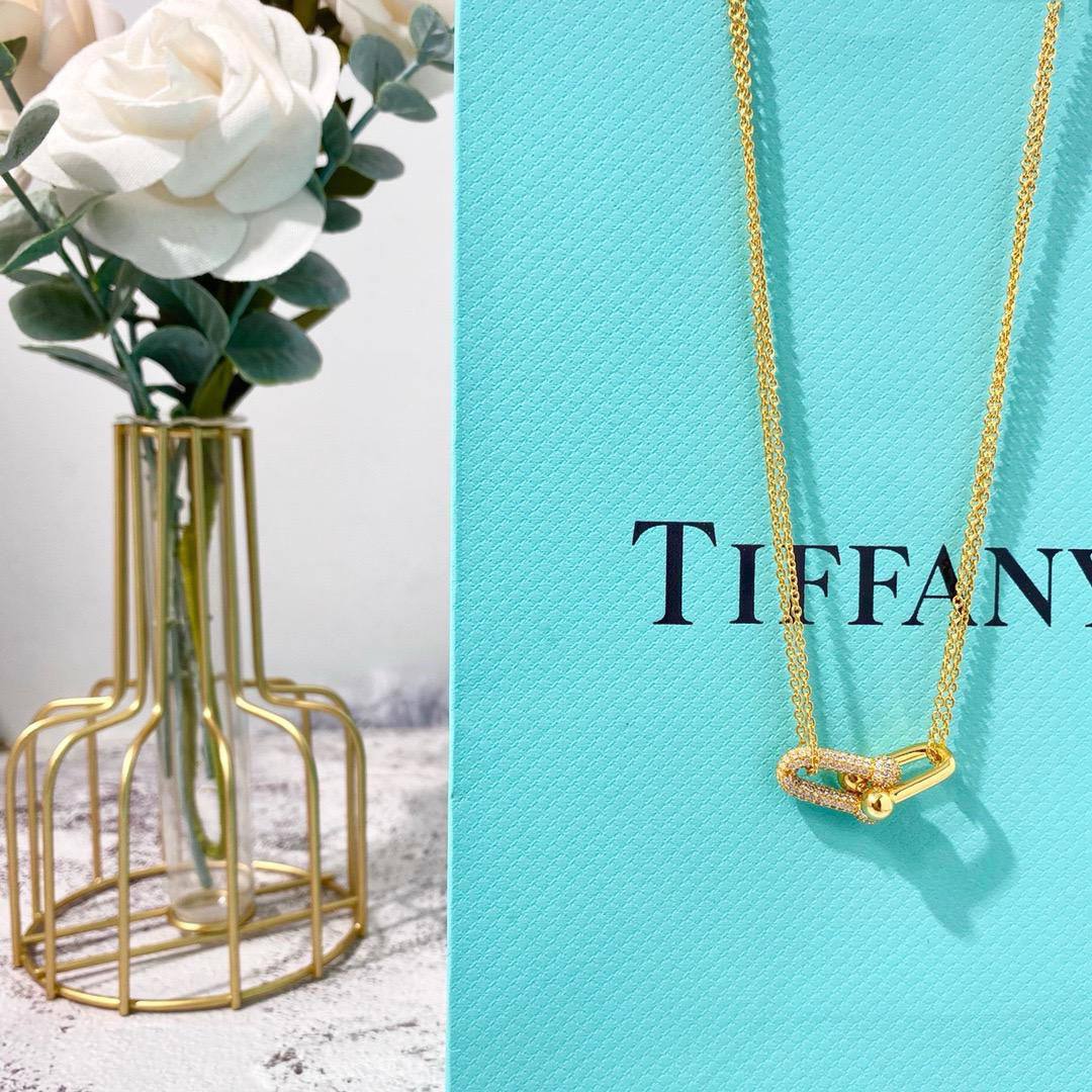 Tiffany ❤️‍🔥*
Necklace ❣️
Earring 🦋
Master quality 💯
With normal boxes 📦 
110 dhs🪙💚
With master box 🗃️ 
140 dhs🪙💚

Zain216
♥️♥️♥️