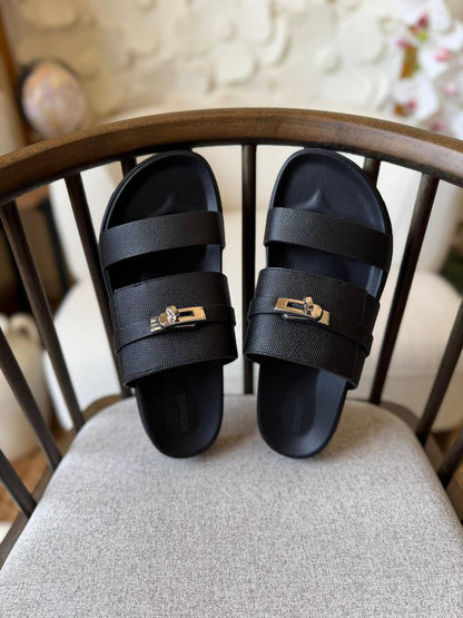 HERMES SLIPPER
*AAA QUALITY*
*size: 40 to 47*
450 dhs✅

Zain185
♥️♥️♥️