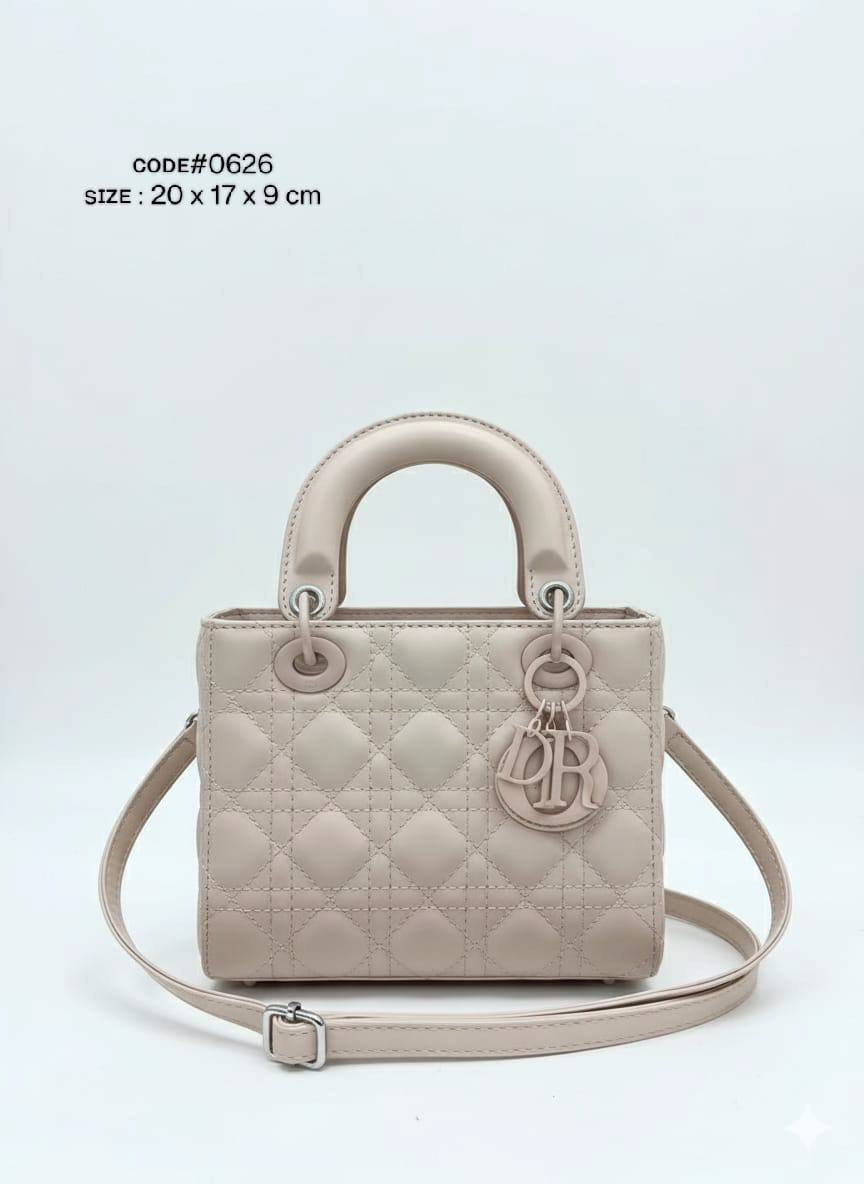 CHRISTIAN LADY DIOR
ᴍᴀᴛᴛᴇ ʟᴇᴀᴛʜᴇʀ ᴍᴀᴛᴇʀɪᴀʟ
sɪᴢᴇ : 20 cm

70 dhs🪙💕

Zain31
♥️♥️♥️