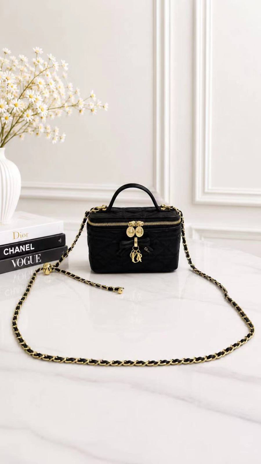 DIOR

best quality 
with box
110 dhs🇦🇪🇦🇪

Zain290
♥️♥️♥️