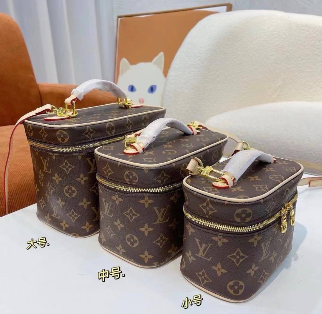 LV 3in1
230 dhs❣️
3in1 high quality 
With box 🎁🎁🎁
only set 

Zain26
♥️♥️♥️