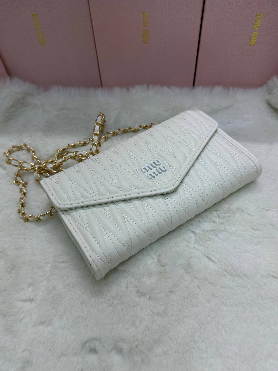 NEW CAME 
MIU MIU BAG
GOOD QUALITY 
45 dhs❣️

WITHBOX
🎁🎁🎁

SIZE- 20*12*3

Zain40
♥️♥️♥️