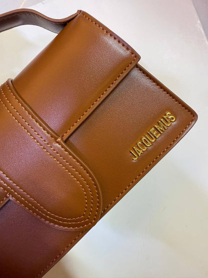 JACQUEMUS 
BIG SIZE NEW CAME GOOD QUALITY 

WITH BOX 🎁🎁🎁

110 dhs💓
SIZE: 24CM

Zain39
♥️♥️♥️