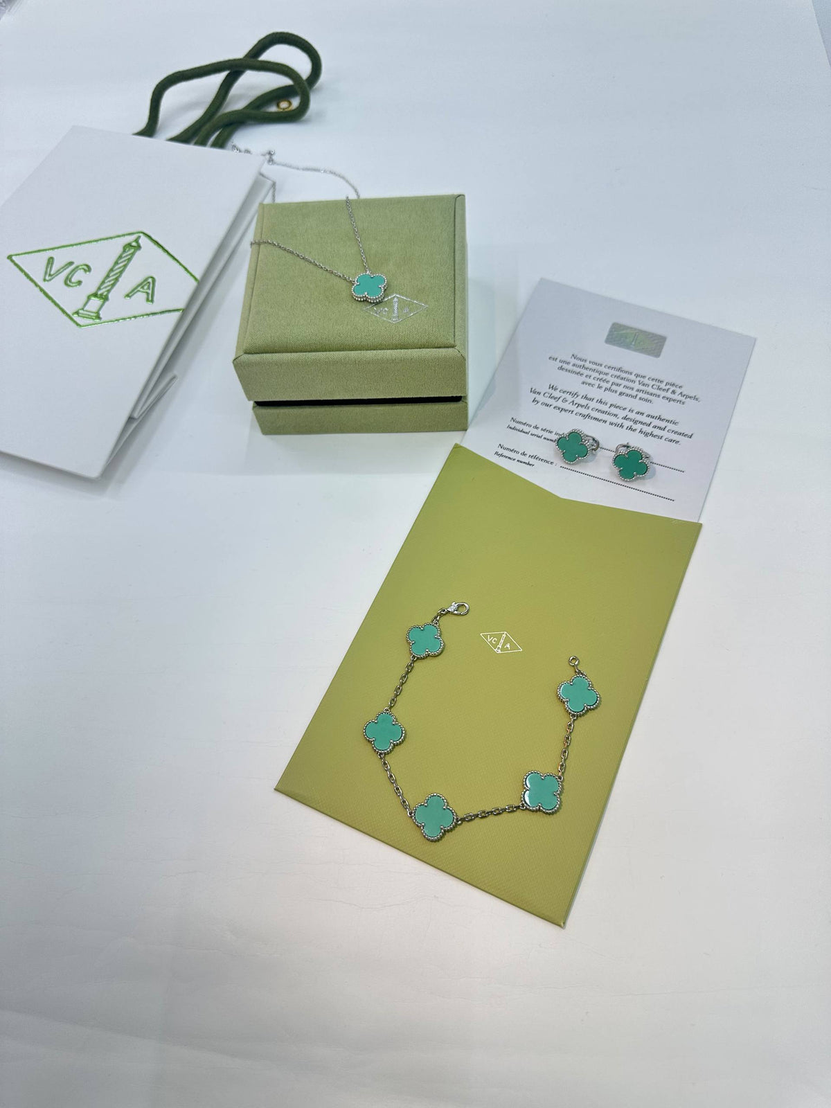 Van Cleef & Arpels🔥 Medium size🦋

 Necklace 💥
 Earring 🍁
 Bracelet 🔥

 Master quality 💯 
With normal boxes 🗃️ 
200 dhs🇦🇪🇦🇪

 With master box 🗃️
220 dhs🇦🇪🇦🇪

Zain216
♥️♥️♥️