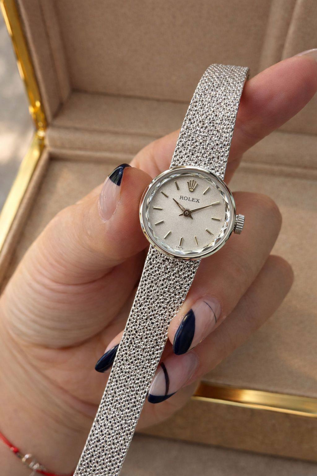Rolex watch for ladies 
good quality 
260 dhs🗽

Zain59
♥️♥️♥️