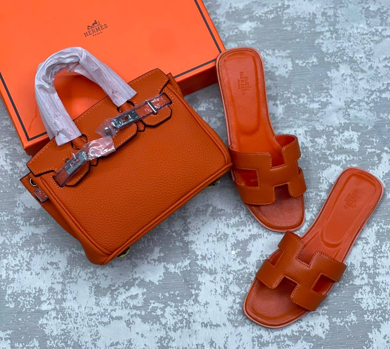 Hermes Set
Bag Size 25cm
Slipper Size 36-41
190 dhs✅

Zain175
♥️♥️♥️