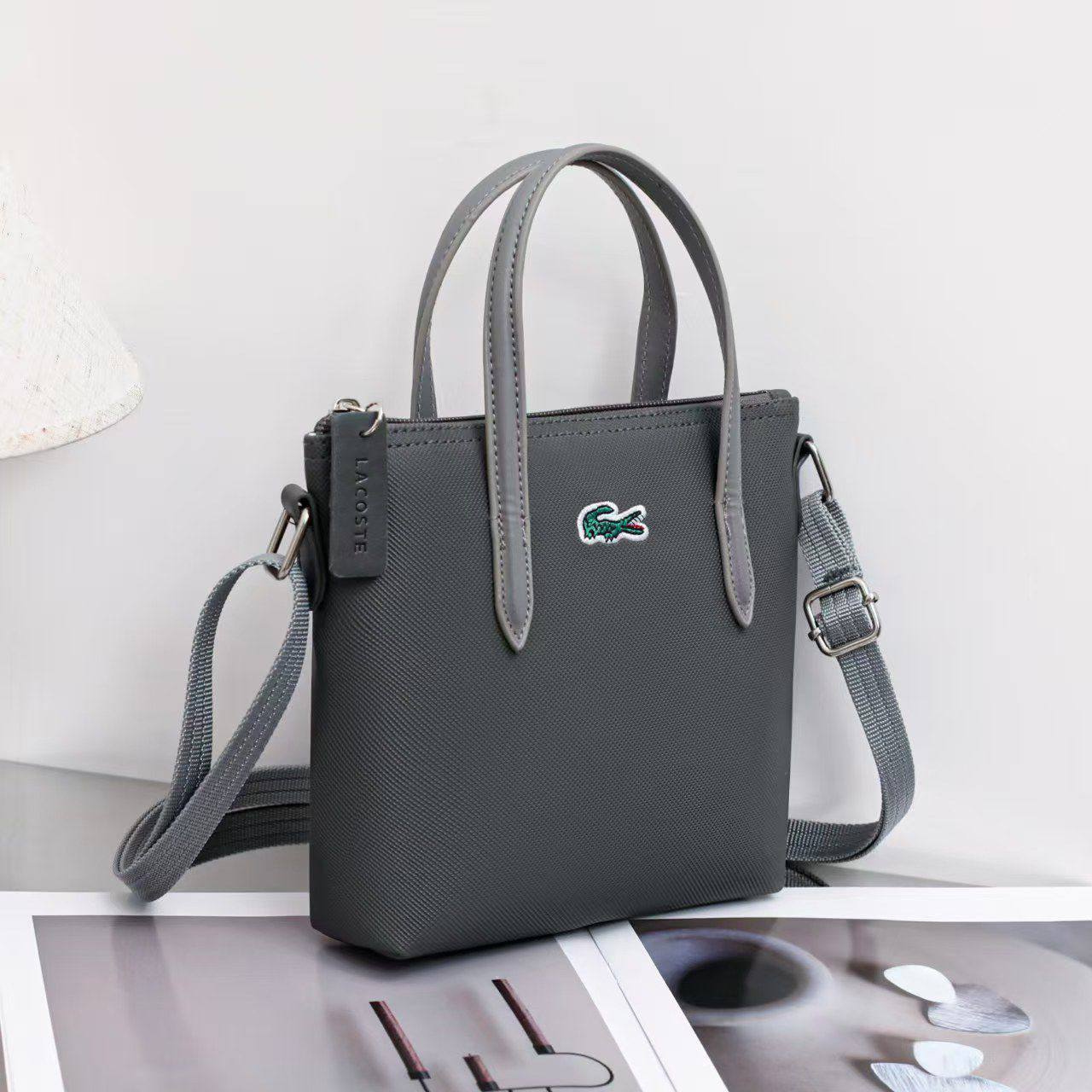 LACOST BAG
GOOD QUALITY
40 dhs✅

Zain40
♥️♥️♥️
