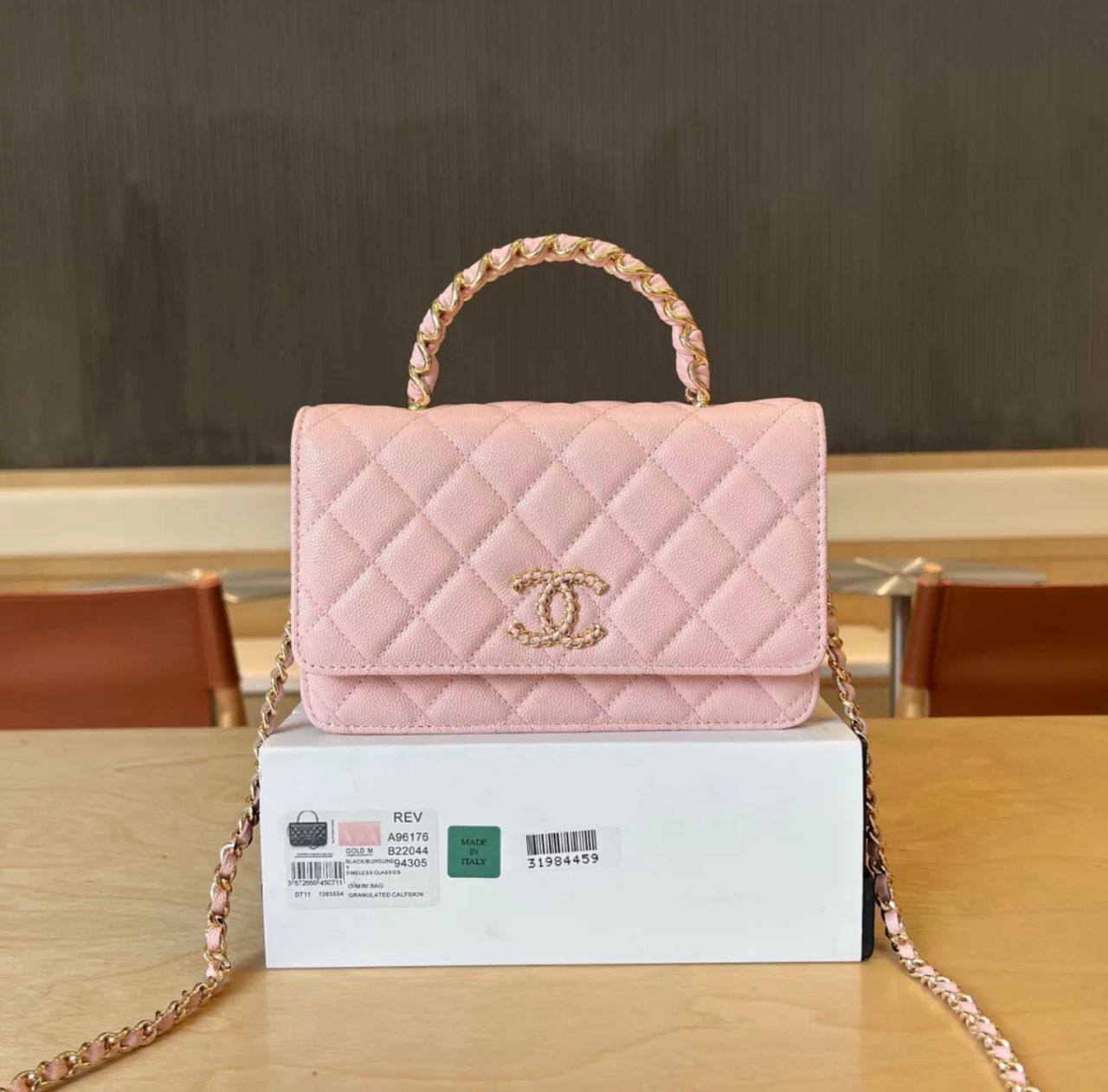 Chanel
100 dhs✅
size：22cm
good-quality 

with box🎁🎁🎁

Zain35
Zain26
♥️♥️♥️