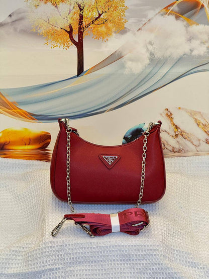 Prada 
Best quality 

with box’s 
🎁🎁🎁

95 dhs✅
size 22 CM

Zain290
♥️♥️♥️