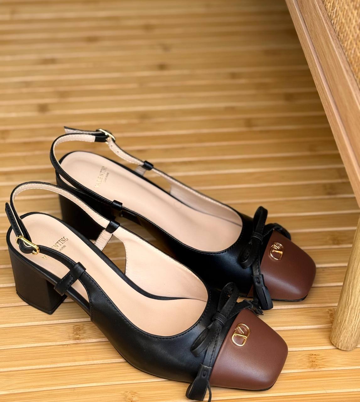 Valentino
✨ 𝐍𝐞𝐰 𝐂𝐨𝐥𝐥𝐞𝐜𝐭𝐢𝐨𝐧
✨ 𝐒𝐮𝐩𝐞𝐫 𝐌𝐚𝐬𝐭𝐞𝐫 𝐐𝐮𝐚𝐥𝐢𝐭𝐲
✨ 𝐀𝐯𝐚𝐢𝐥𝐚𝐛𝐥𝐞 𝐍𝐨𝐰
✨ 𝐒𝐢𝐳𝐞𝐬: 𝟑𝟔 — 𝟒𝟏
460 dhs✅

Zain178
♥️♥️♥️