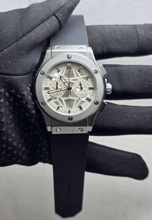 Hublot Men
*Chronograph working*
90 dhs🪙💕

Zain29
♥️♥️♥️