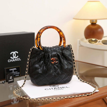 CHANEL 

NEW DESIGN 

High QUALITY 

WITH BOX 
95 dhs🇦🇪🇦🇪

Zain17
♥️♥️♥️