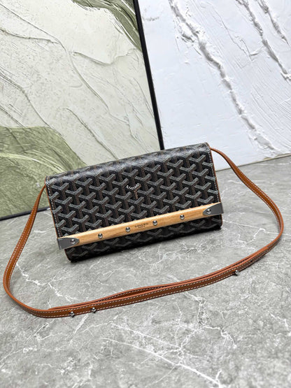 Goyard
Master❣️❣️
25cm🫶🏼🫶🏼 
280 dhs✅

Zain297
♥️♥️♥️