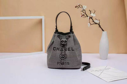 New arrived 
Chanel 
110 dhs🌺
Size 22 cm 

Zain161
♥️♥️♥️